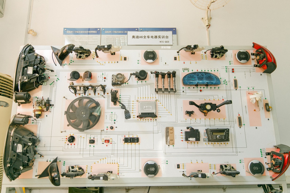 说明: D:\南阳理工\工程试验中心\实验室照片\理工实验室拍摄--整理版\汽车构造实验室 (6).jpg